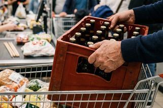 Petr (42): „Řekli mi, ať zvednu přepravku s pivem. Prý jestli tam něco nekradu“